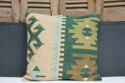 Kussen uit Turkije  60cm x 60cm incl binnenkussen katoenen achterkant (beige) Nr 21270