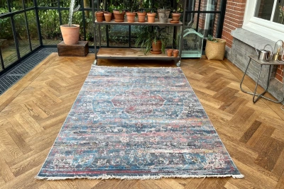 Teppich mit weichem Flor, in dunklen Farbtönen und in verschiedenen Größen erhältlich.