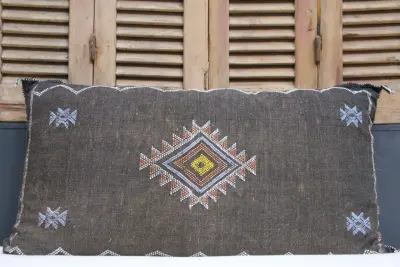 Sabra Kussen uit Marokko bruin100cm x 50cm incl vulling nr. 80235