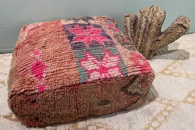 SALE Marokkaanse Poef nr.94031 60cm x 60cm x 25cm (gaatje, zie foto's)