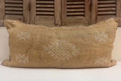SALE Sabra Kussen uit Marokko Bruin 100cm x 50cm incl vulling nr.63007 (vlekje)