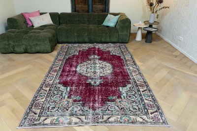 Vintage vloerkleed rood met groen 18809 276cm x 173cm.