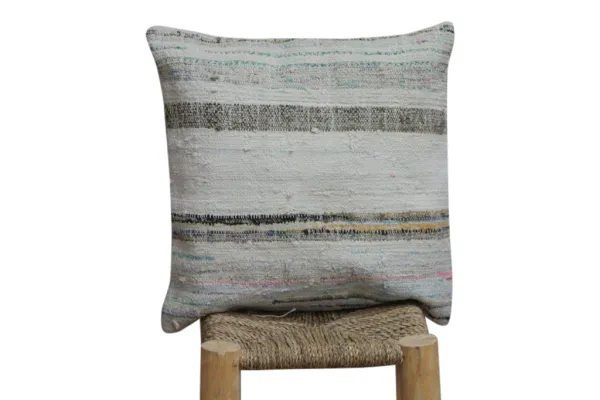 Kussen uit Turkije  50cm x 50cm incl binnenkussen katoenen achterkant (beige) Nr 21220