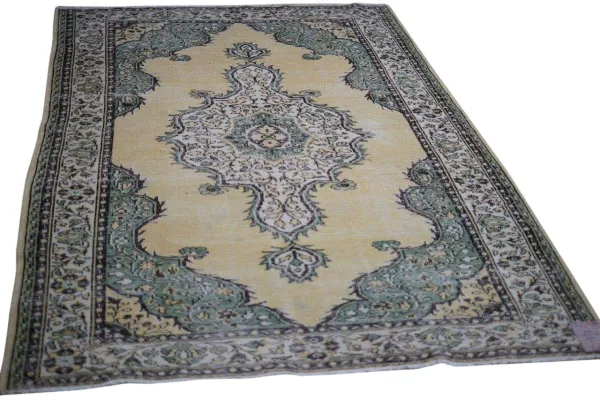 SALE Vintage vloerkleed geel, groen nr.8491 303cm x 194cm Kleed heeft in het midden een reparatie plek