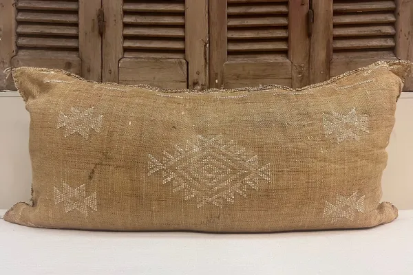 SALE Sabra Kussen uit Marokko Bruin 100cm x 50cm incl vulling nr.63007 (vlekje)