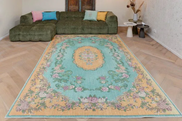 Vintage-Look Teppich in Gelb und Blau, erhältlich in verschiedenen Größen.