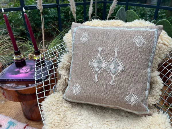 Sabra style kussen bruin 45cm x 45cm (VOORVERKOOP, leverbaar in juli)