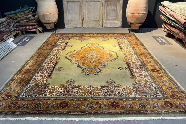 Ongeschoren Tabriz vloerkleed, nr.28322 345cm x 250cm Let op! Kleed heeft beschadigingen (zie foto's)