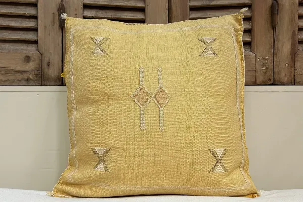 Sale Sabra Kussen uit Marokko geel 45cm x 45cm incl vulling nr.55458 naadje zit los zie foto