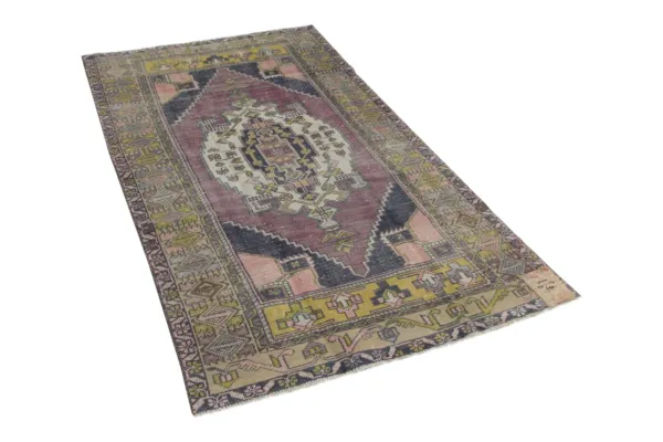 Vloerkleed uit Anatolië 215cm x 120cm 50-60 jaar oud  gebruikt voor VT Wonen fotoshoot